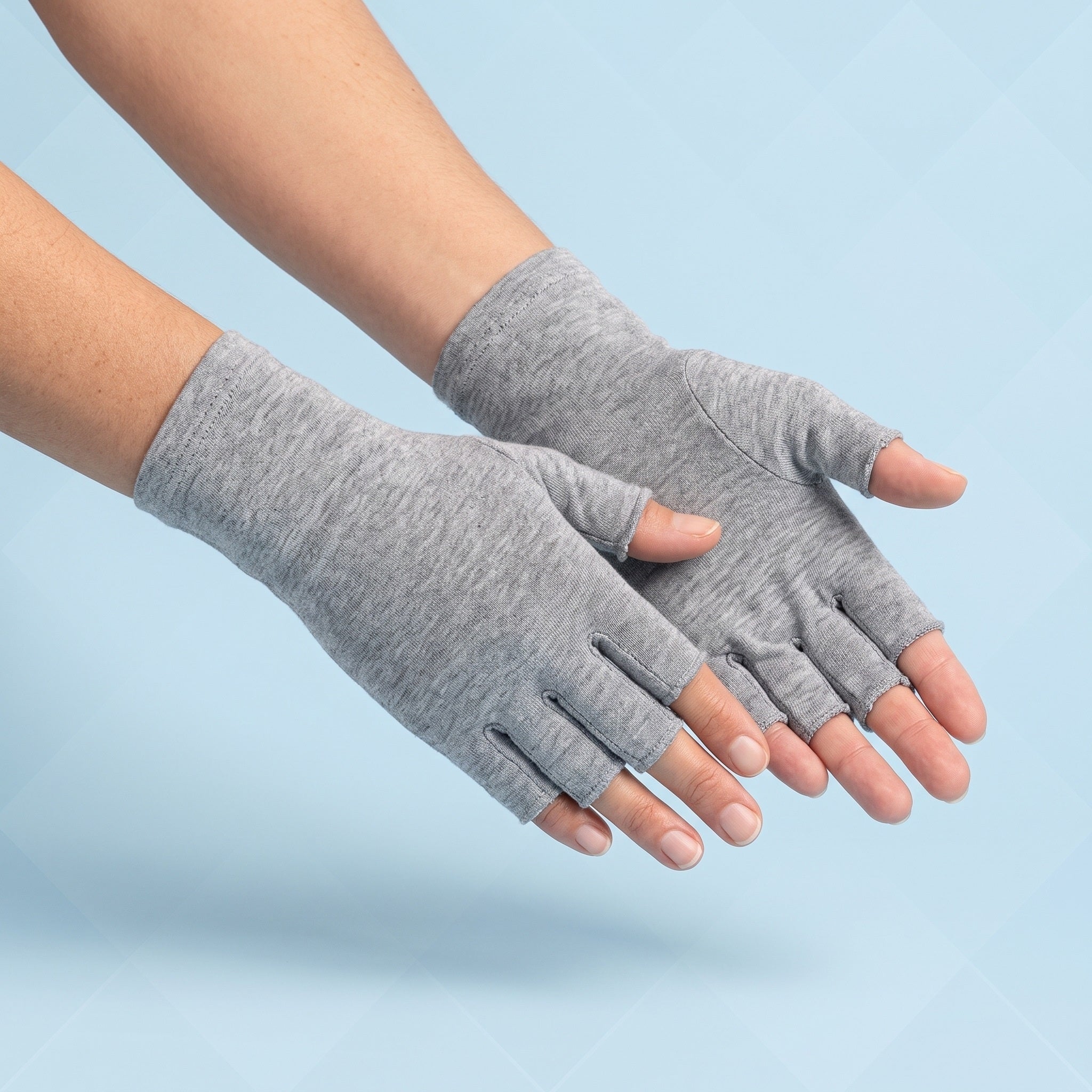 De compressiehandschoen met open vingertoppen, over de hele hand