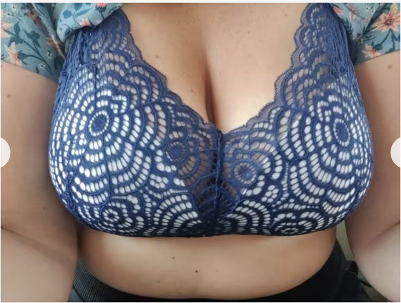 Klant Emma S. in de blauwe kanten lift-bh