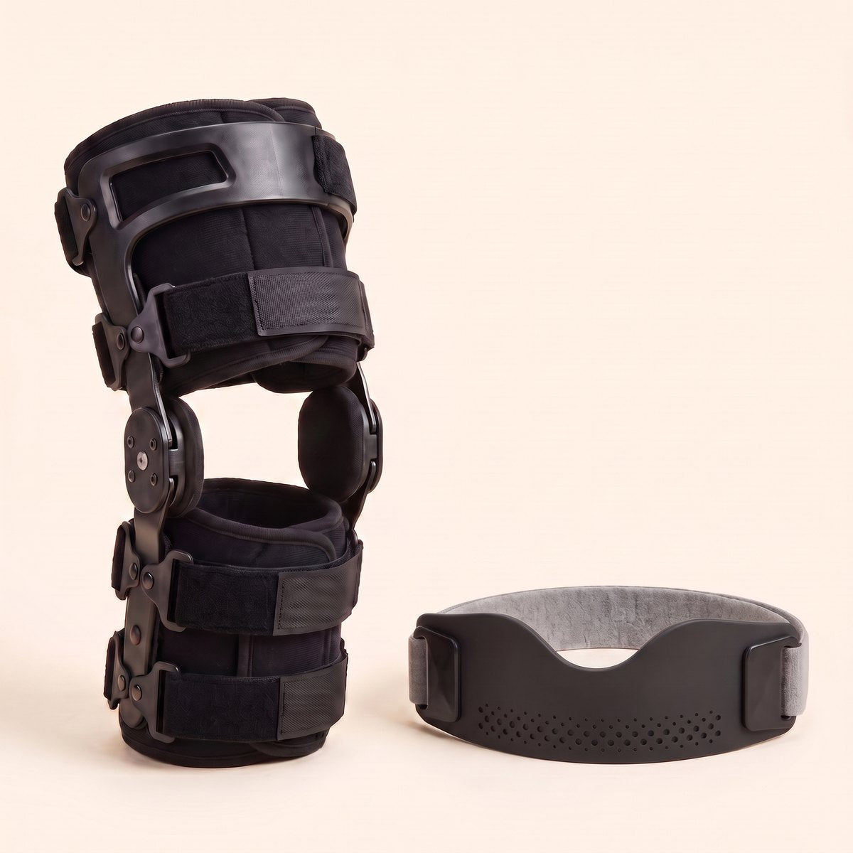 Grote scharnierende kniebrace naast de kleine patellaband