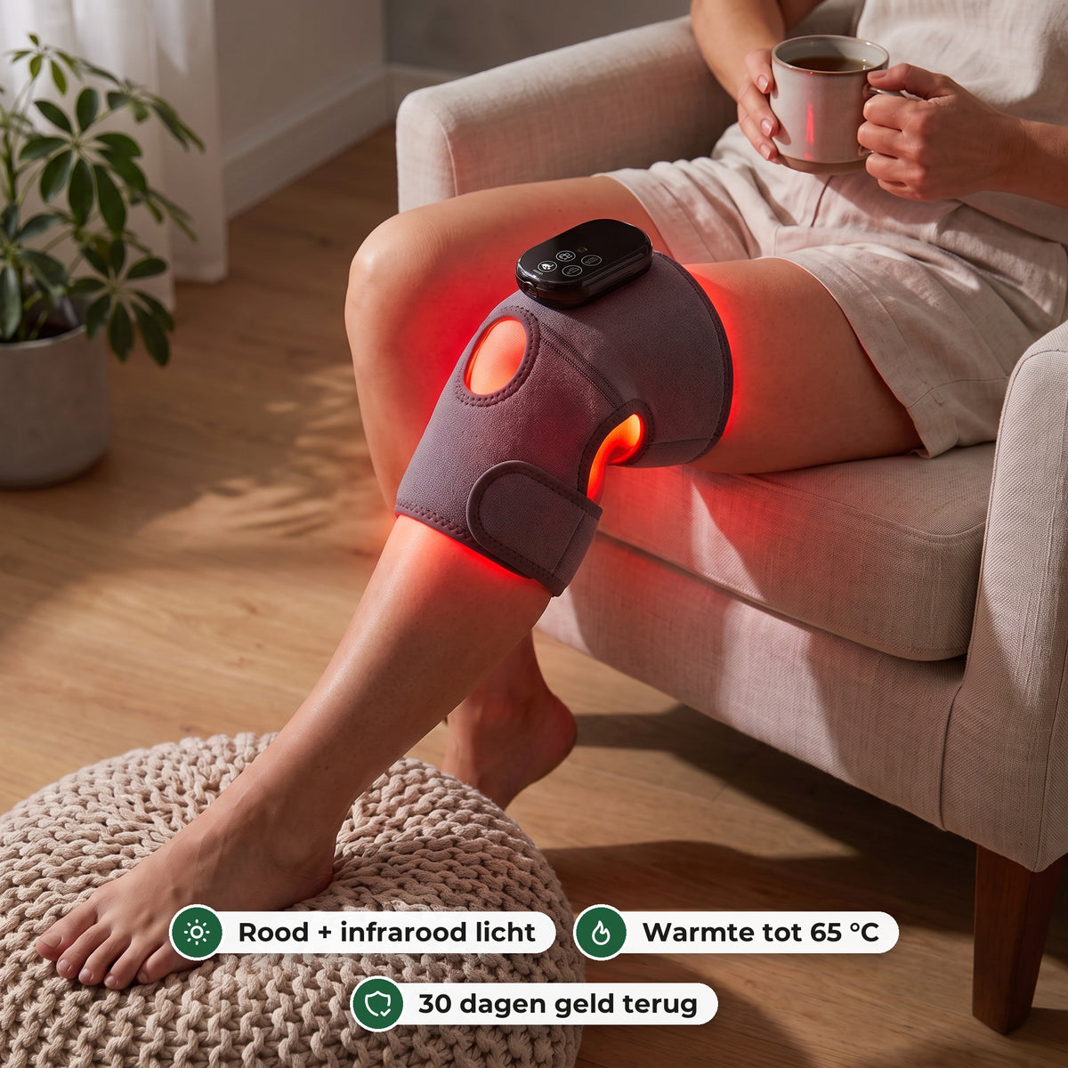 Vrouw in een fauteuil met de roodlicht kniebrace aan: rood licht schijnt op haar blote knie