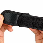 De riem opengetrokken met het klittenband zichtbaar waarmee je de lengte op je taille afstelt