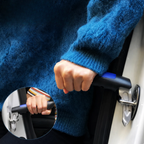 Hand in een blauwe trui trekt zich op aan de steungreep in de deurstijl, met een uitvergroting van de stalen haak over de slotpen