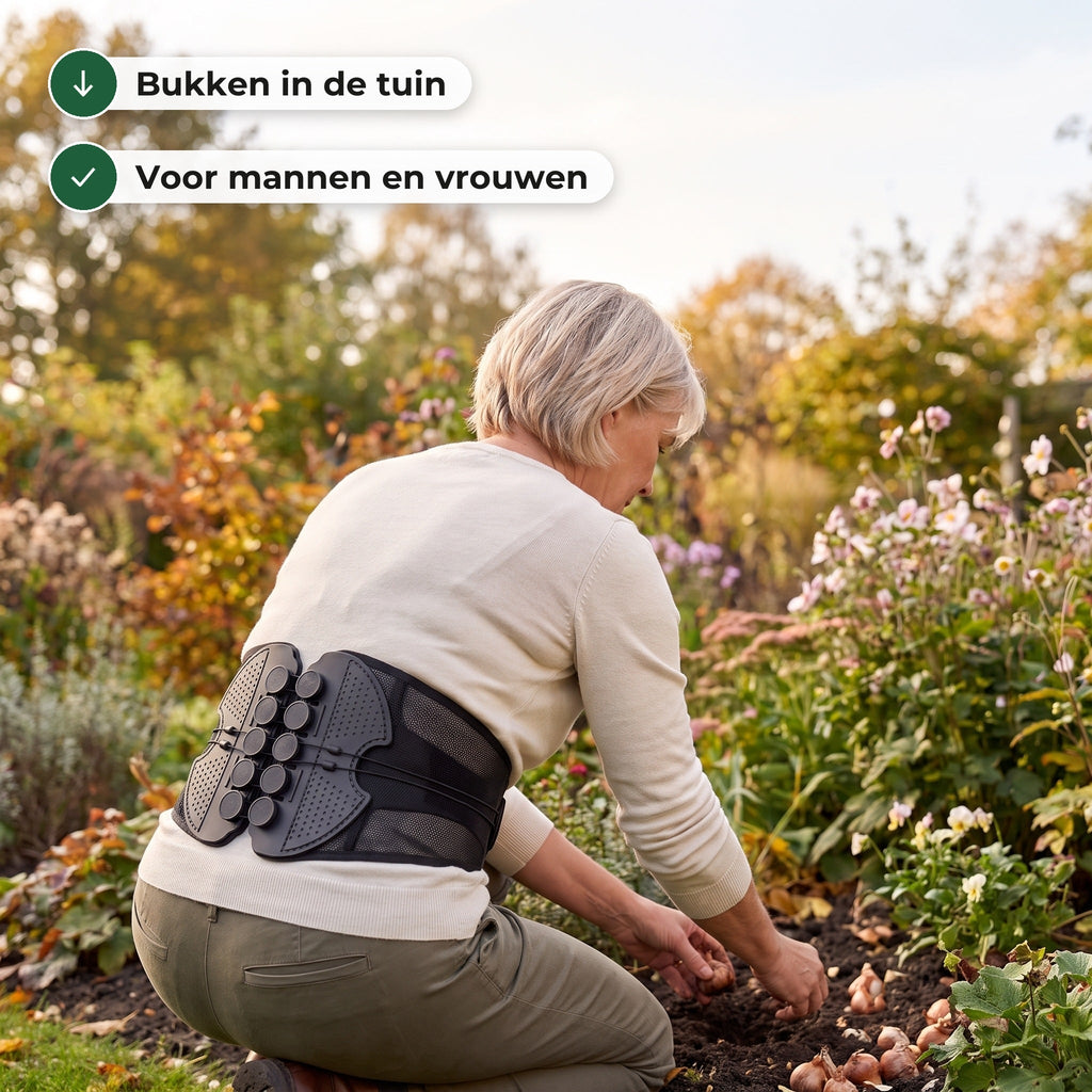 Vrouw van rond de 60 knielt in de tuin en plant bloembollen, met de rugbrace om