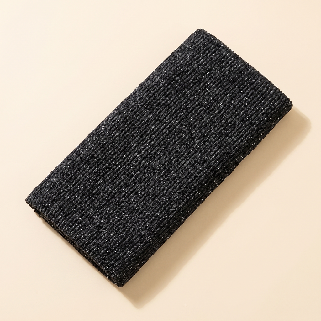 Japanse scrubdoek in zwart met fijn geribd weefsel, opgevouwen