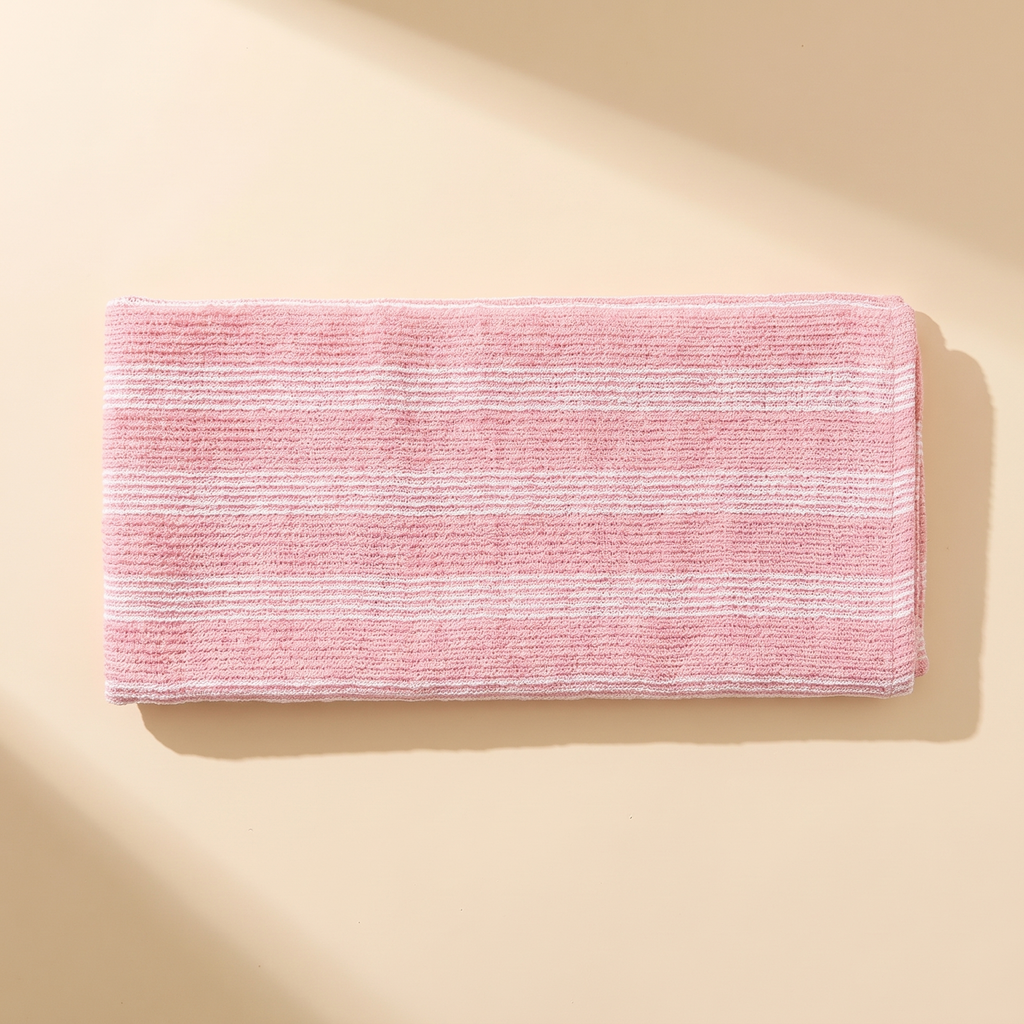 Japanse scrubdoek in roze met witte strepen, opgevouwen