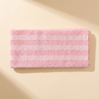 Japanse scrubdoek in roze met witte strepen, opgevouwen