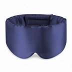 Het zijden slaapmasker in marineblauw van voren: een breed, gevuld model van glad satijn met een uitsparing bij de neus en het klittenbandlipje aan de binnenzijde