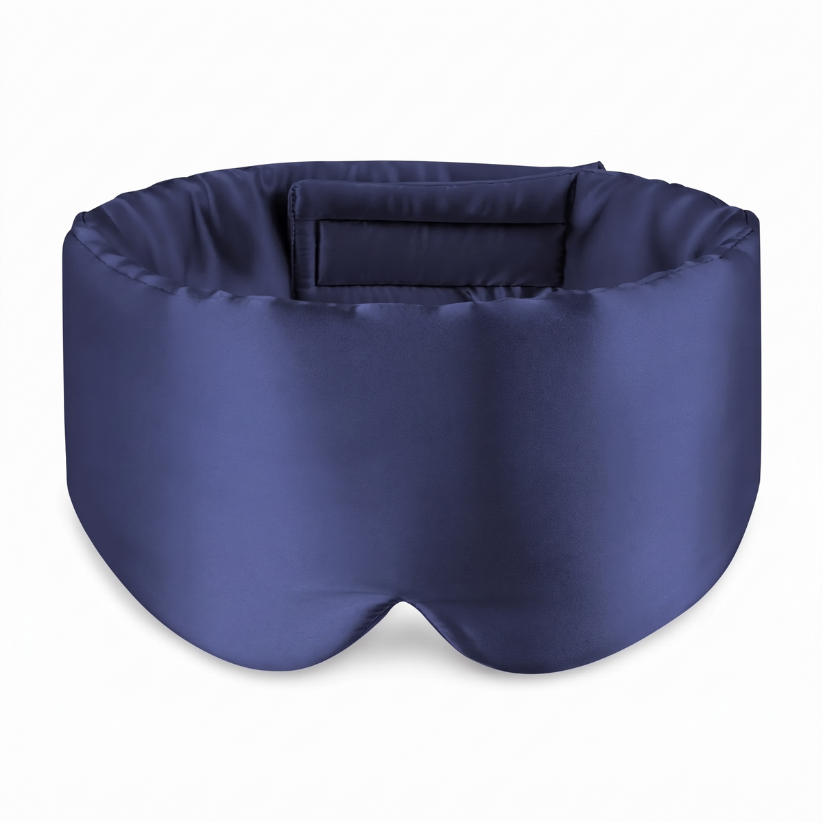 Het zijden slaapmasker in marineblauw van voren: een breed, gevuld model van glad satijn met een uitsparing bij de neus en het klittenbandlipje aan de binnenzijde