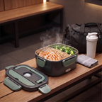Lunchbox met kip, zilvervliesrijst en broccoli op een bankje in de kleedkamer van de sportschool, naast een sporttas en shaker