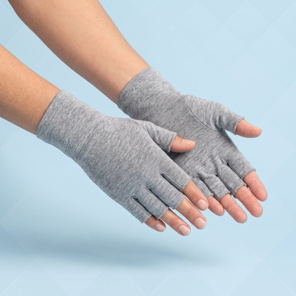Grijze vingerloze compressiehandschoenen op lichtblauwe achtergrond, vingertoppen en duimtop open