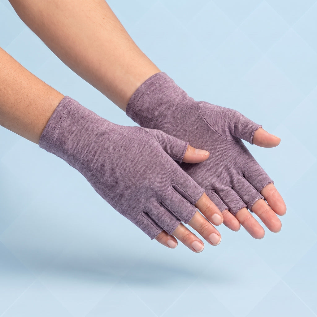 Paarse vingerloze compressiehandschoenen op lichtblauwe achtergrond, vingertoppen en duimtop open