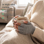 Handen in grijze compressiehandschoenen houden een mok thee vast, vingertoppen vrij
