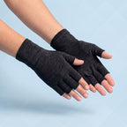 Zwarte vingerloze compressiehandschoenen op lichtblauwe achtergrond, vingertoppen en duimtop open
