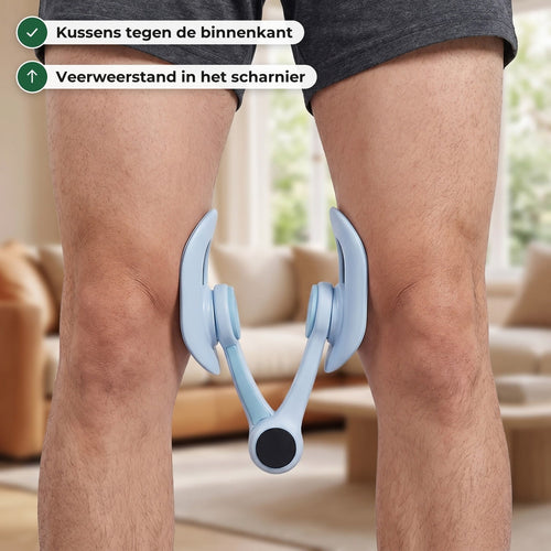Close-up van twee knieën met de trainer ertussen: elk kussen drukt tegen de binnenkant van een knie, het scharnier onderaan