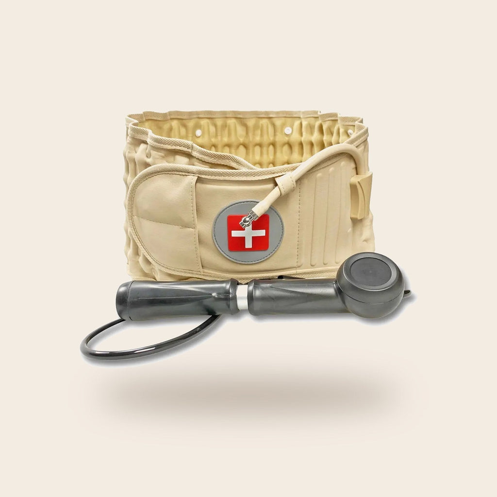 Beige decompressiegordel met rood-kruisembleem en handpomp, los op een crème achtergrond