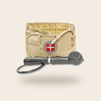 Beige decompressiegordel met rood-kruisembleem en handpomp, los op een crème achtergrond
