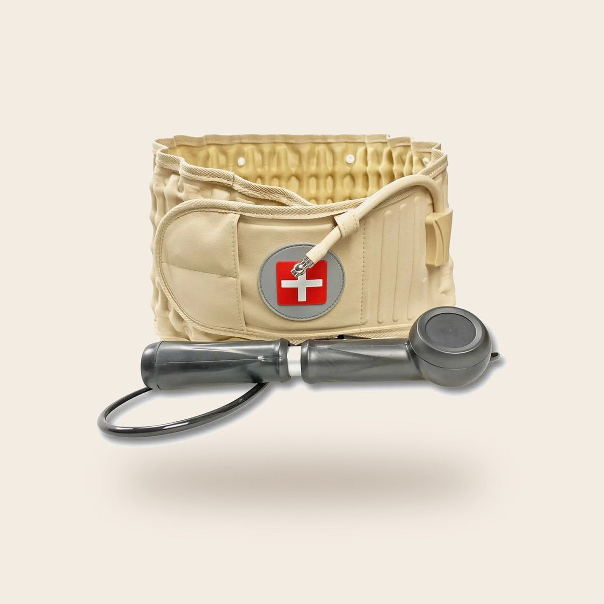 Beige decompressiegordel met rood-kruisembleem en handpomp, los op een crème achtergrond