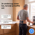 Man van rond de 60 zet koffie in de keuken met de EMS-vlinderpad en het ronde unitje op zijn onderrug