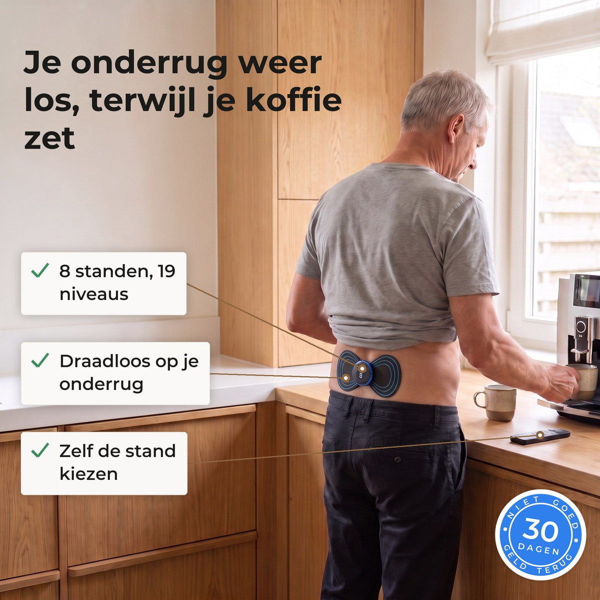 Man van rond de 60 zet koffie in de keuken met de EMS-vlinderpad en het ronde unitje op zijn onderrug
