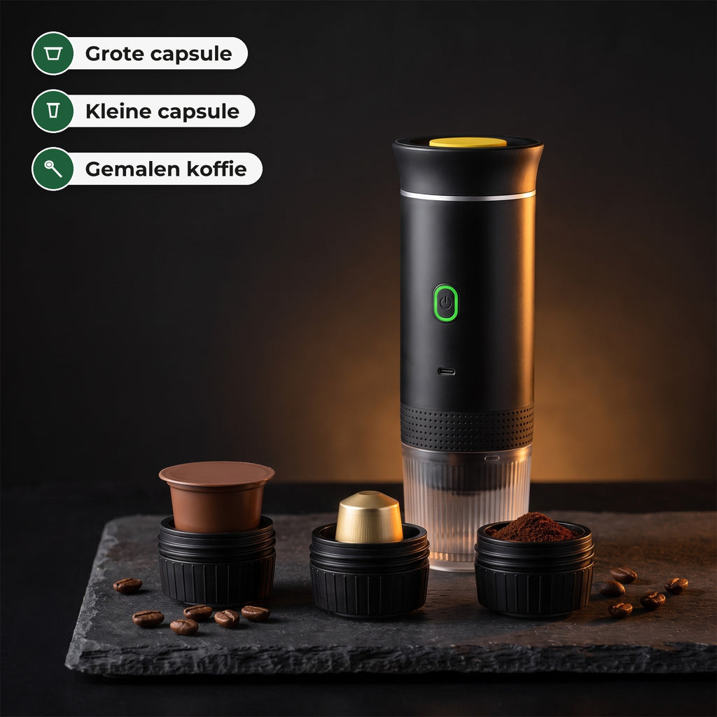 De espressomachine op donker basalt met ervoor drie opzetstukken: een grote capsule, een kleine capsule en gemalen koffie