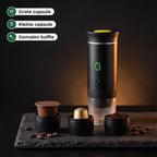 De espressomachine op donker basalt met ervoor drie opzetstukken: een grote capsule, een kleine capsule en gemalen koffie