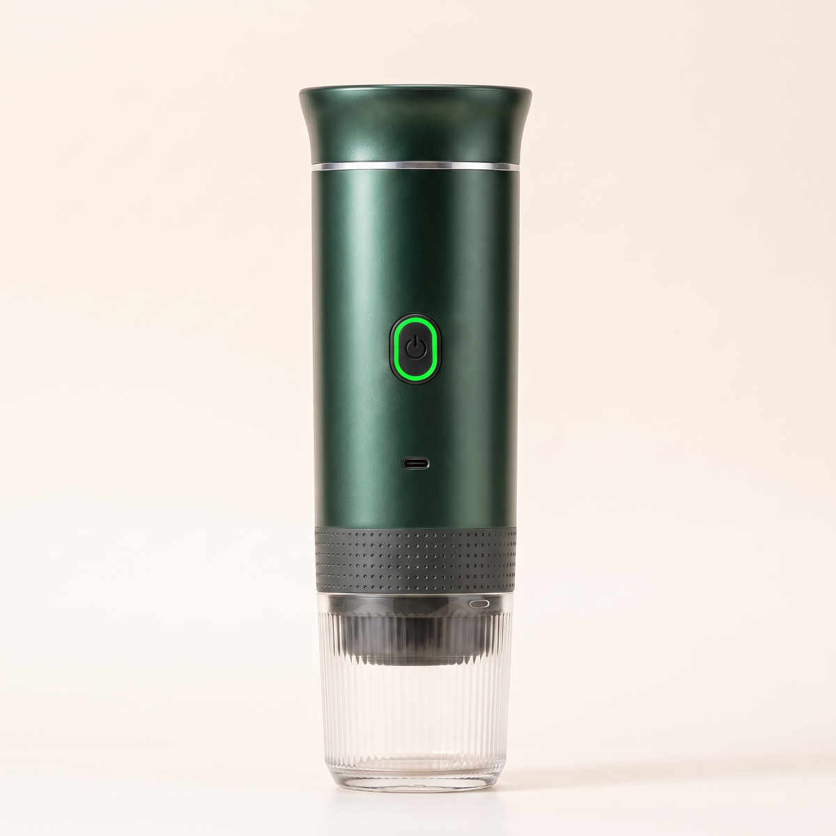 De espressomachine in metallic groen op een crèmekleurige achtergrond