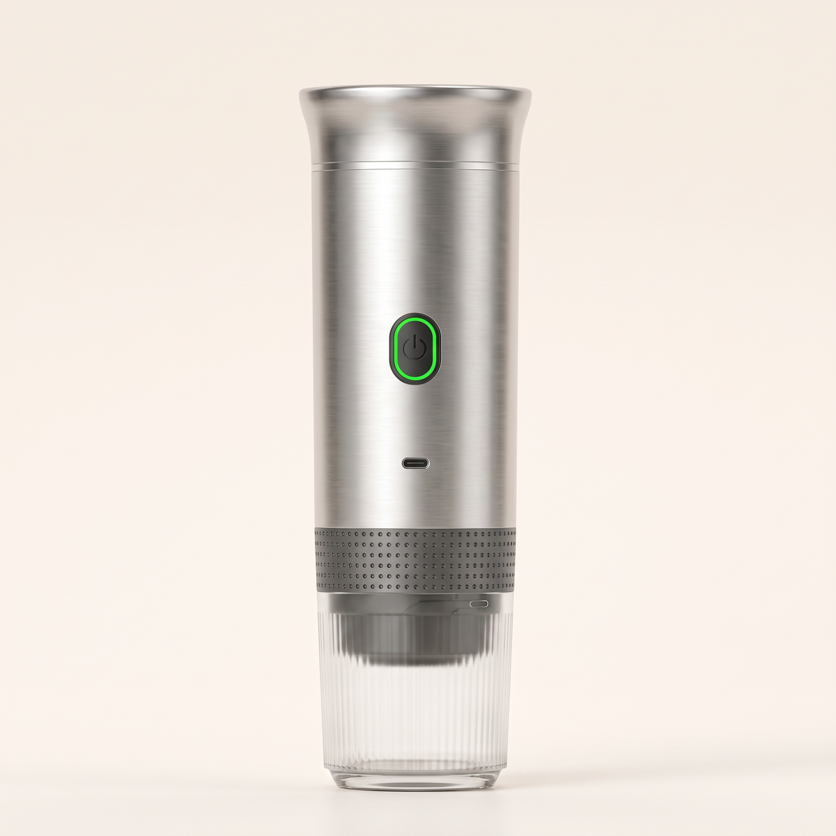 De espressomachine in metallic zilver op een crèmekleurige achtergrond