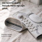 De binnenkant van de kniebrace met siliconen randen boven en onder die hem op zijn plek houden