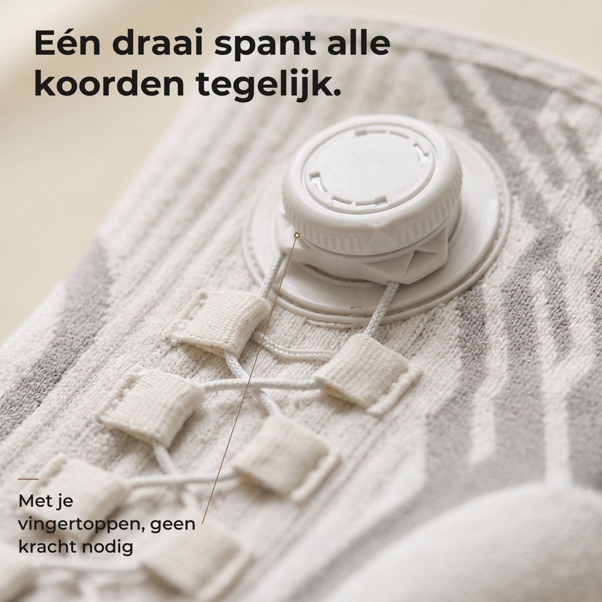 Close-up van de draaiknop: één draai spant alle koorden tegelijk, met je vingertoppen