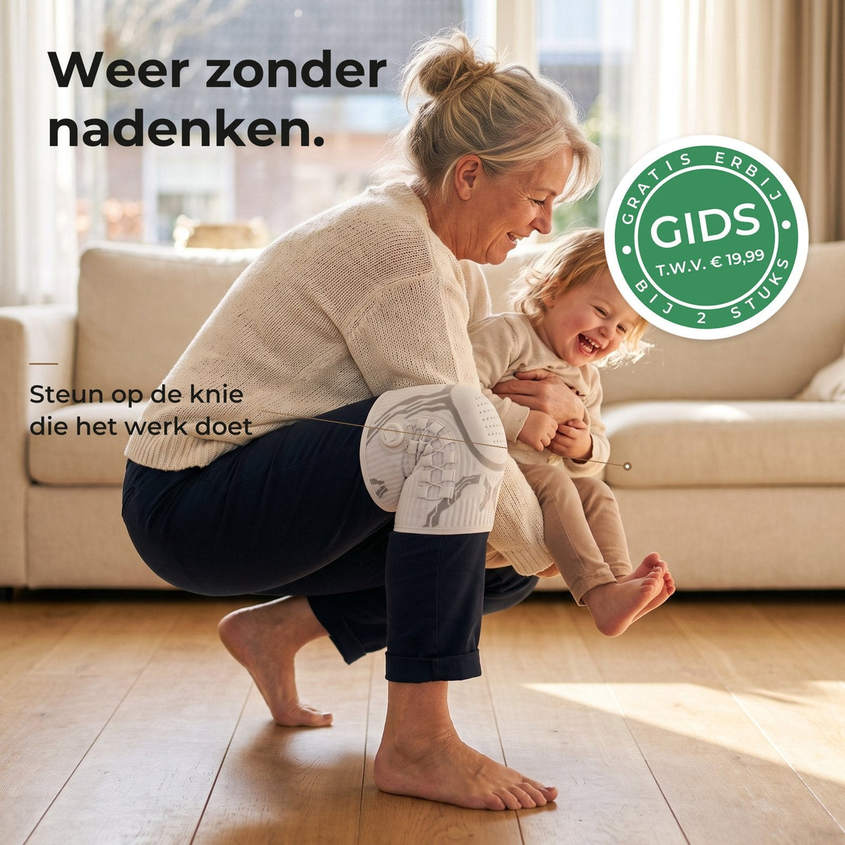 Vrouw komt overeind uit de hurk met haar kleinkind in haar handen, kniebrace om haar knie, met gratis gids bij 2 stuks