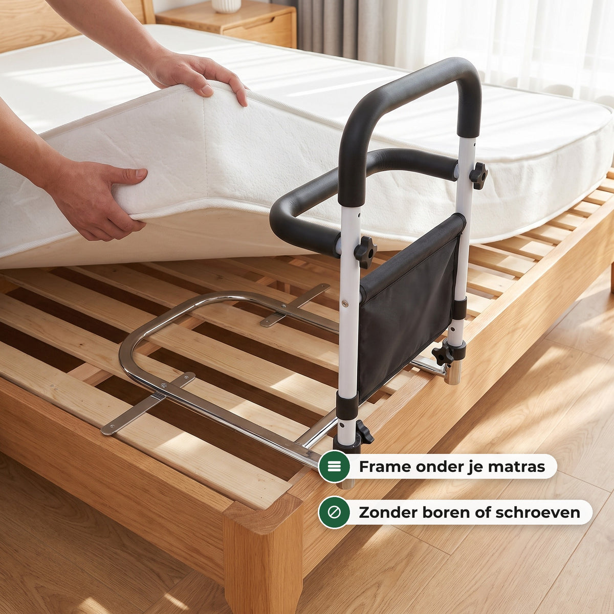 Handen tillen het matras op: het verchroomde frame van de bedbeugel ligt plat op de lattenbodem