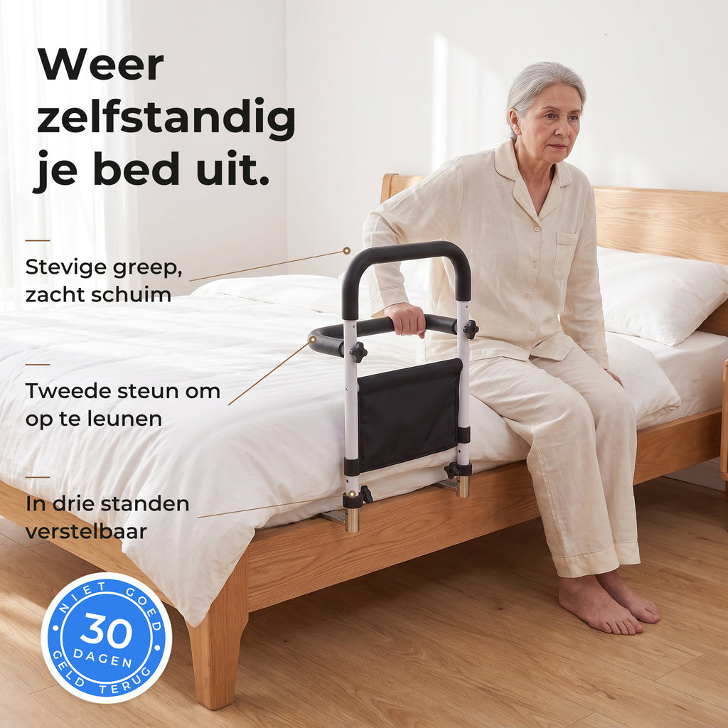 Oudere vrouw zit op de rand van haar bed en duwt zich zelfstandig omhoog aan de schuimgreep van de bedbeugel