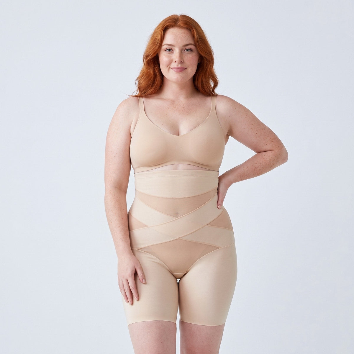 Studiofoto van een vrouw met rood haar in de beige shaping short