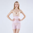 Studiofoto van een slanke vrouw met blond haar in de lavendel shaping short