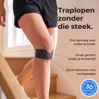Vrouw loopt een houten trap op met de zwarte patellaband net onder haar knieschijf