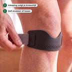 Close-up van de patellaband onder de knieschijf: de inkeping volgt de knieschijf, een strook gaatjes langs de onderrand, een hand trekt de klittenbandstrook aan