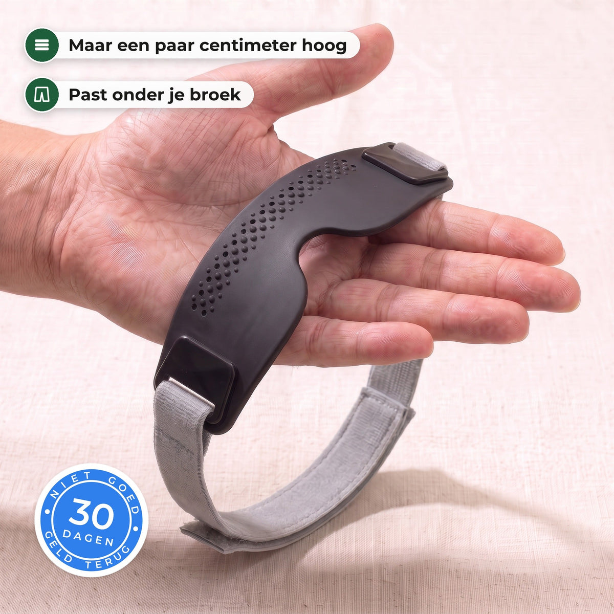 De zwarte patellaband in een open hand, met de grijze klittenbandstrook