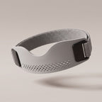 Grijze patellaband met gaatjes, zwarte ringen en grijze klittenbandstrook