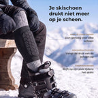 Skiër op een bank met de korte zwarte scheenbeschermer met honingraatkussen over de grijze skisok, voet in de skischoen, met drie uitleglabels