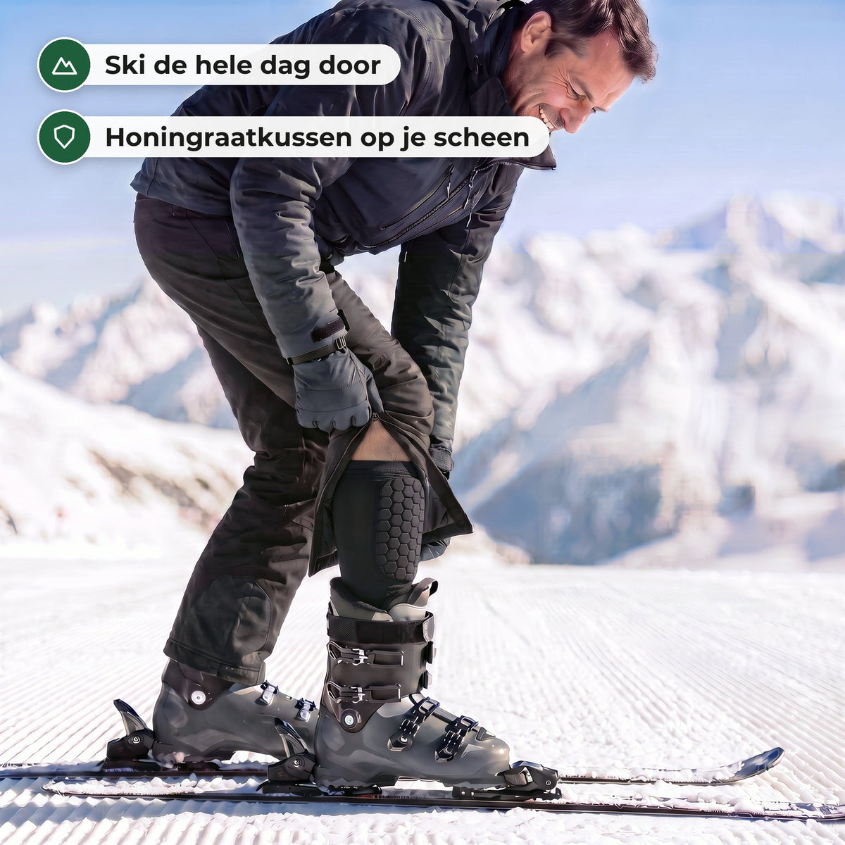 Skiër op de piste trekt zijn skibroek omhoog: de korte scheenbeschermer met honingraatkussen loopt tot in zijn skischoen