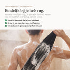 Vrouw haalt de zwarte scrubdoek met veel schuim over haar rug, met de kop Eindelijk bij je hele rug en drie punten: komt bij de strook die je hand niet haalt, droog in een kwartier, één dot zeep is genoeg