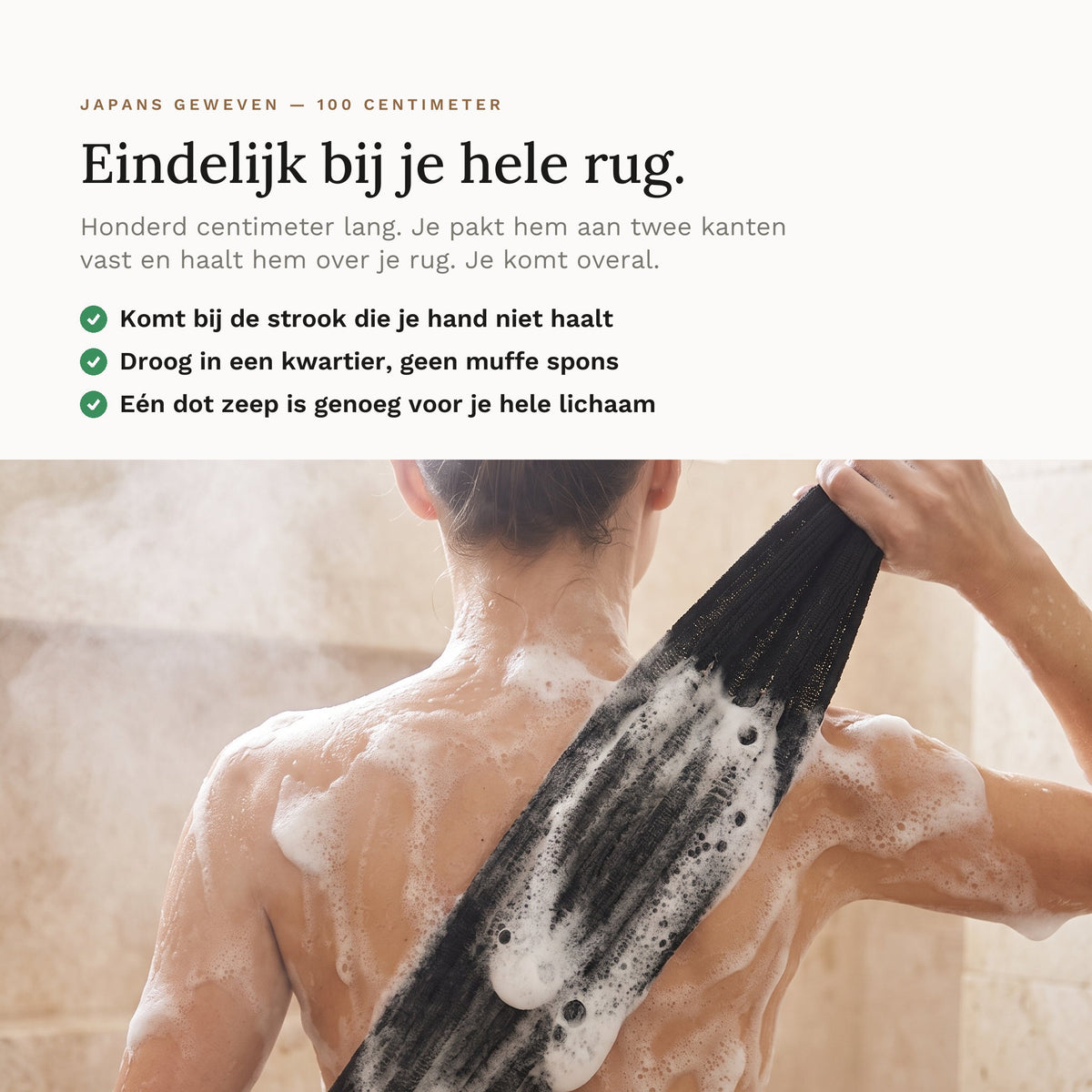 Vrouw haalt de zwarte scrubdoek met veel schuim over haar rug, met de kop Eindelijk bij je hele rug en drie punten: komt bij de strook die je hand niet haalt, droog in een kwartier, één dot zeep is genoeg