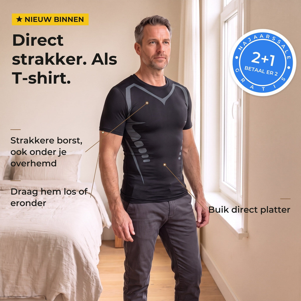 Man in zwart shaping T-shirt met korte mouwen in een lichte slaapkamer, borst en buik strak