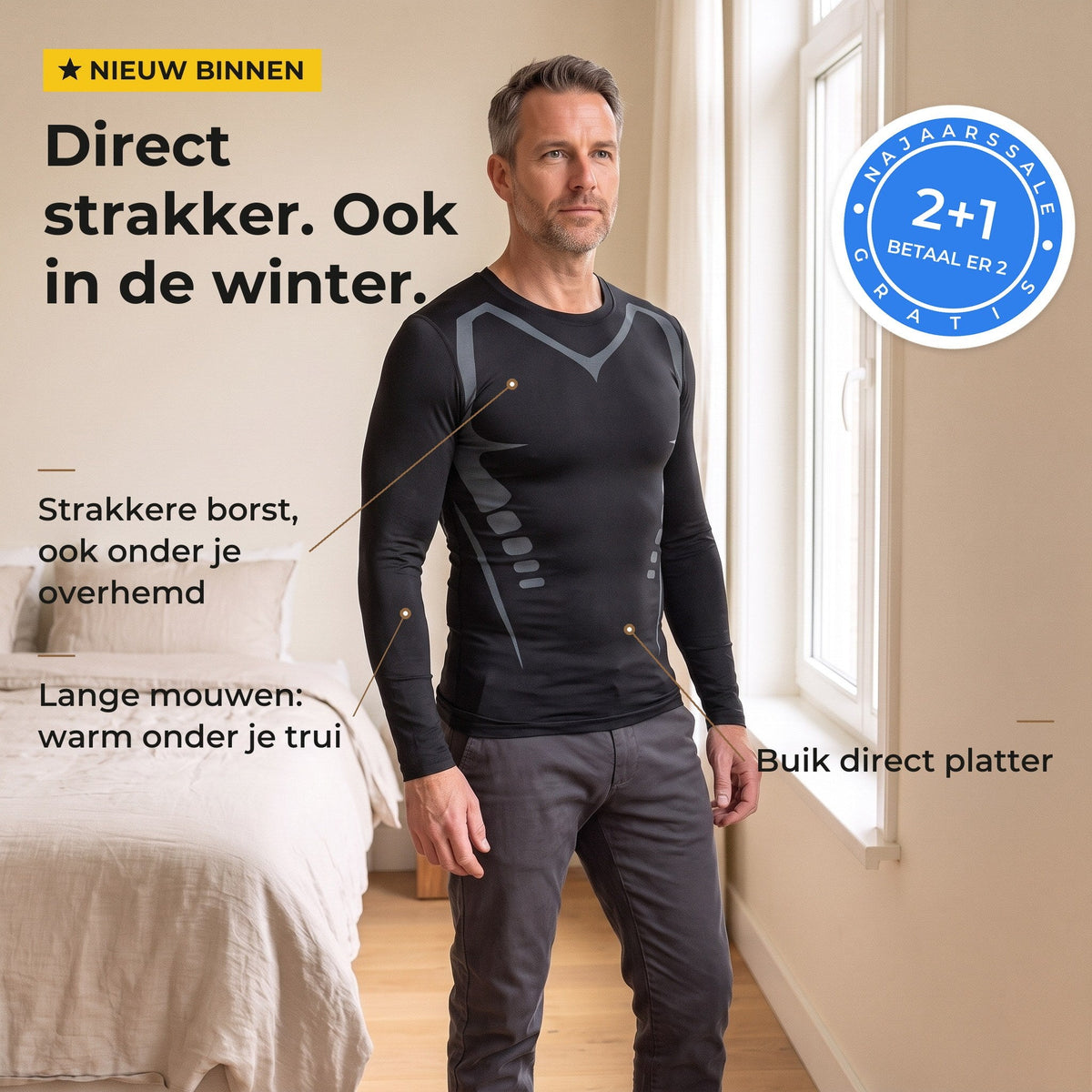 Man in zwart shaping shirt met lange mouwen in een lichte slaapkamer, borst en buik strak