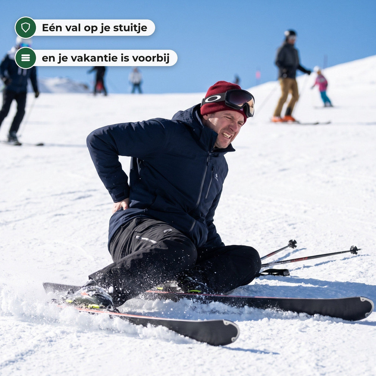 Skiër zit na een val op de piste in de sneeuw en houdt met een pijnlijk gezicht zijn onderrug vast