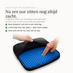 Twee handen ritsen de zwarte hoes van het honingraat zitkussen, met de blauwe gelcellen eronder zichtbaar, en de kop Na zes uur zitten nog altijd zacht