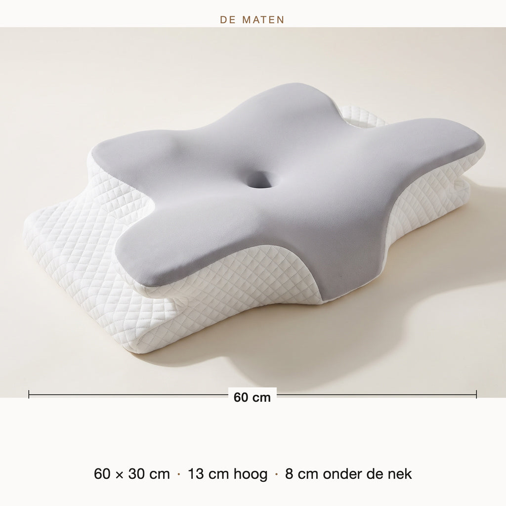 Maatbeeld van het vlinderkussen: 60 bij 30 centimeter, 13 centimeter hoog en 8 centimeter onder de nek