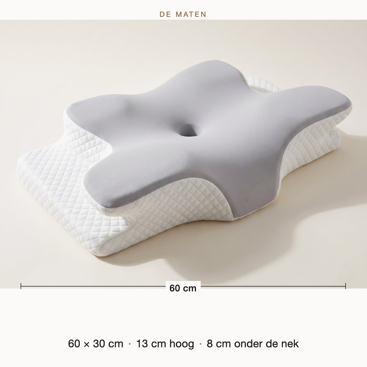 Maatbeeld van het vlinderkussen: 60 bij 30 centimeter, 13 centimeter hoog en 8 centimeter onder de nek