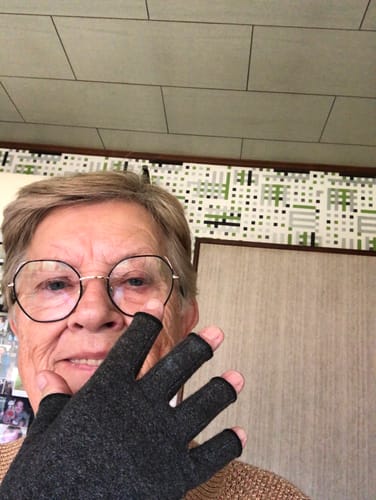 Foto van een klant bij deze compressiehandschoenen
