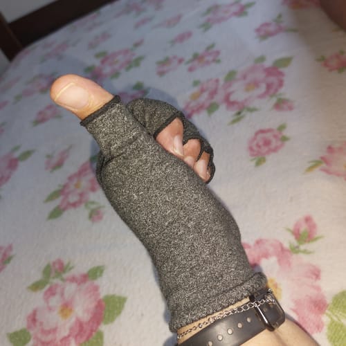 Foto van een klant bij deze compressiehandschoenen